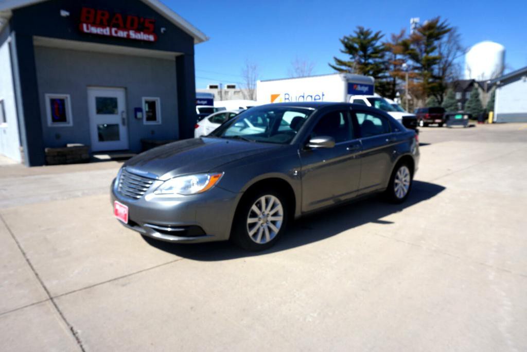 2013 Chrysler 200 Image 2