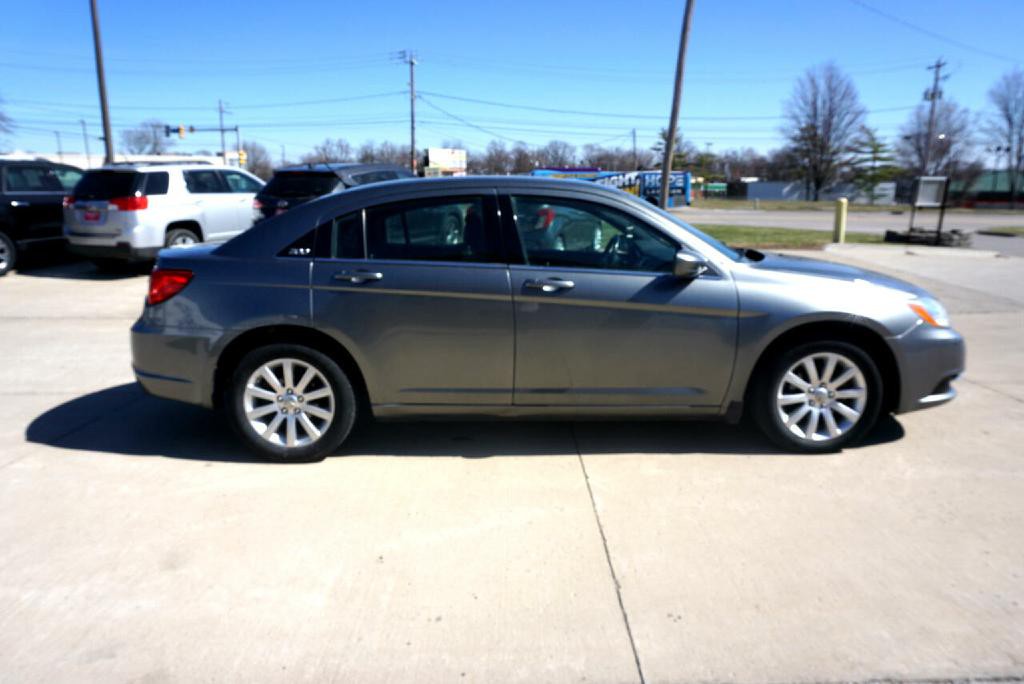 2013 Chrysler 200 Image 5