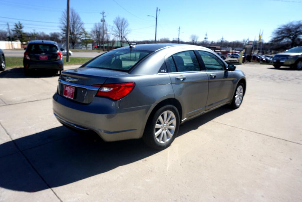 2013 Chrysler 200 Image 6