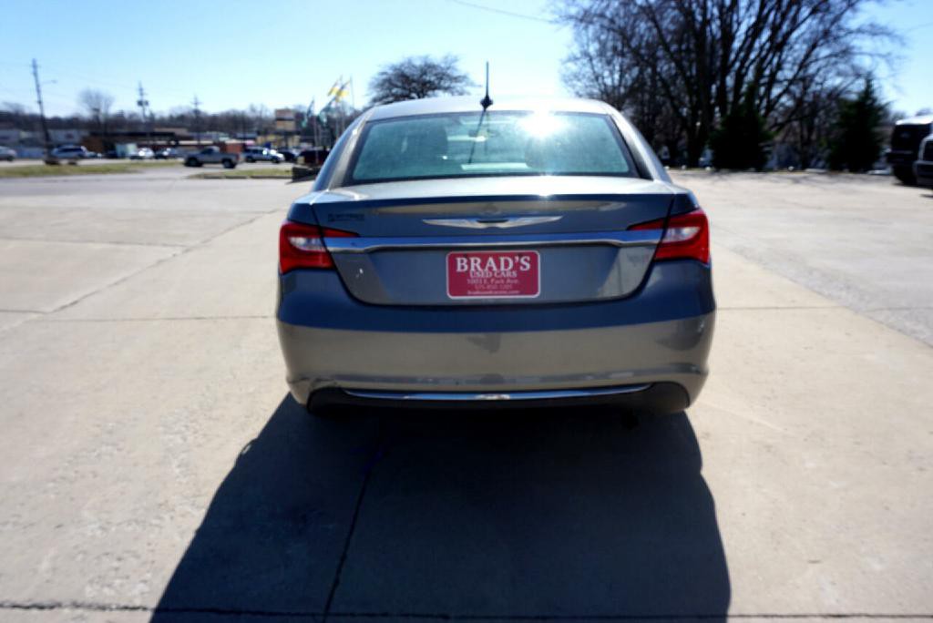 2013 Chrysler 200 Image 7