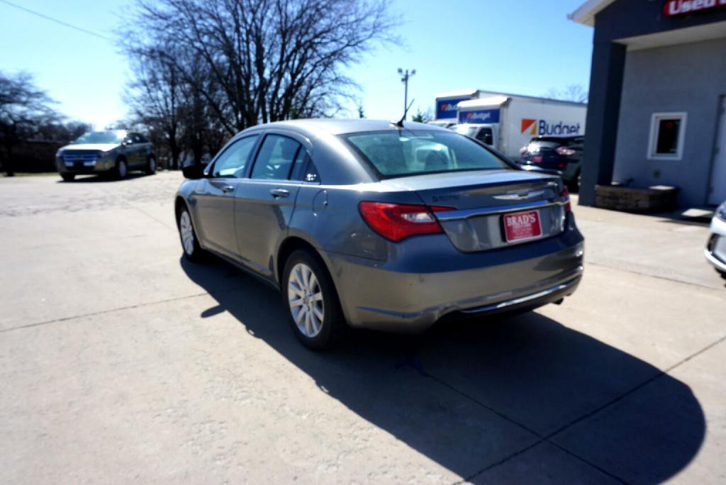 2013 Chrysler 200 Image 8