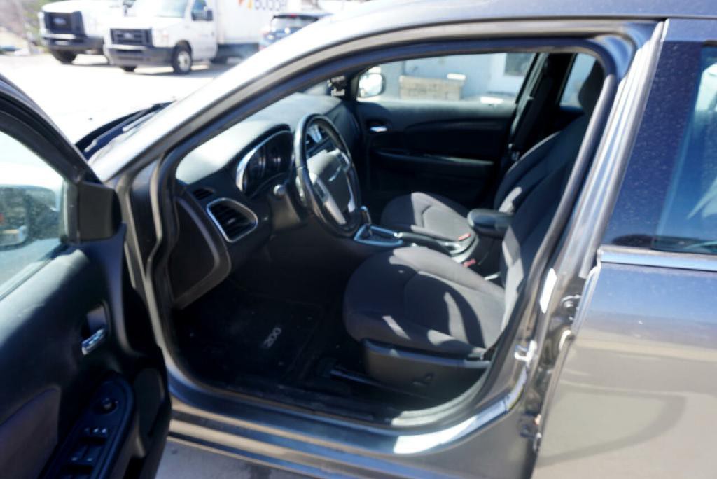 2013 Chrysler 200 Image 9