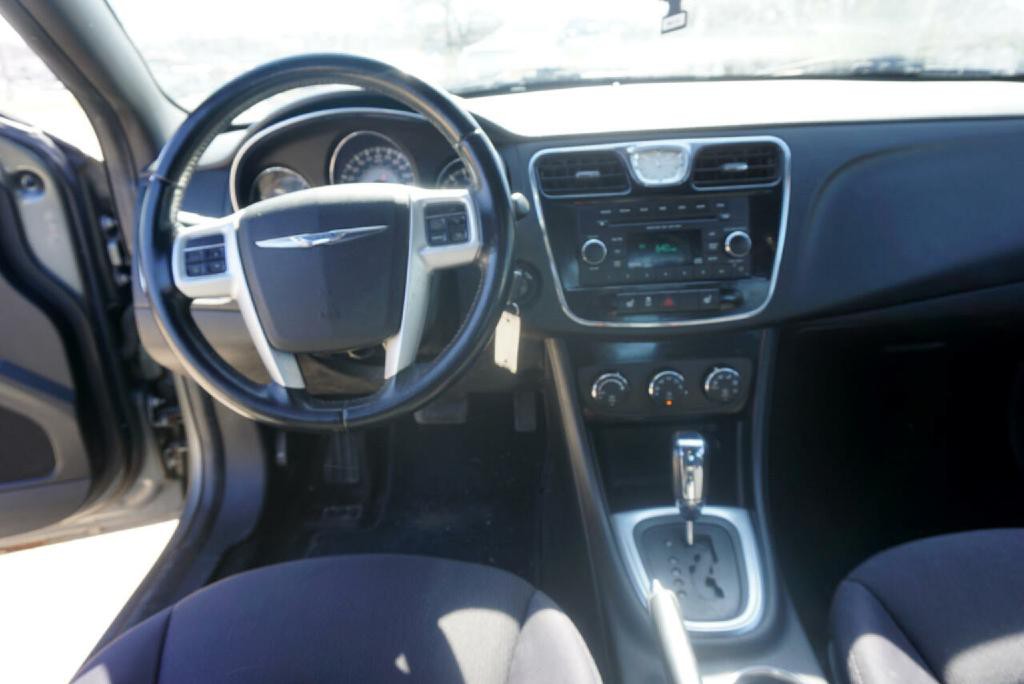 2013 Chrysler 200 Image 11