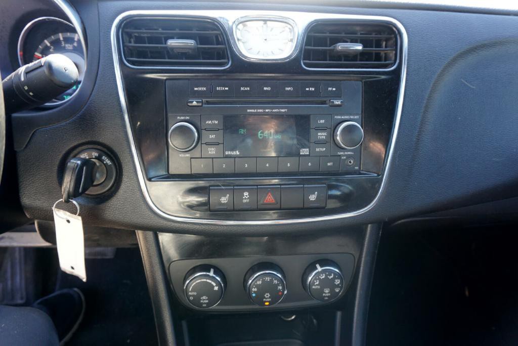 2013 Chrysler 200 Image 12