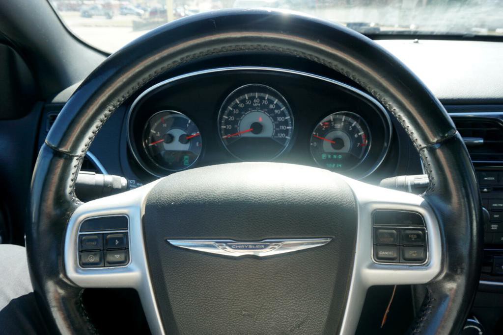 2013 Chrysler 200 Image 13