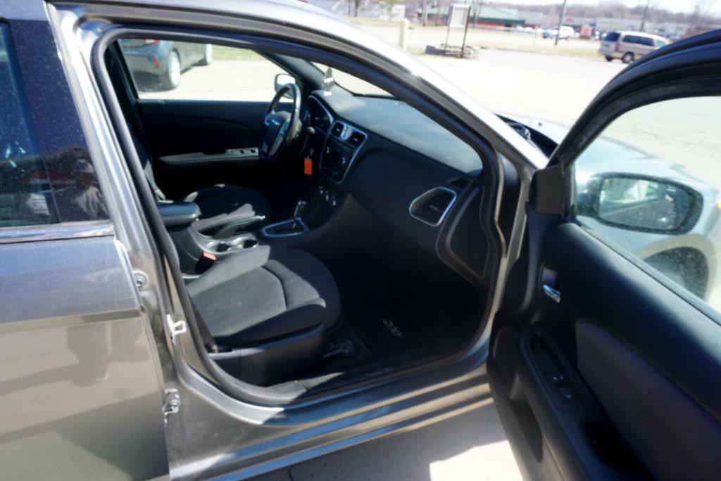 2013 Chrysler 200 Image 15
