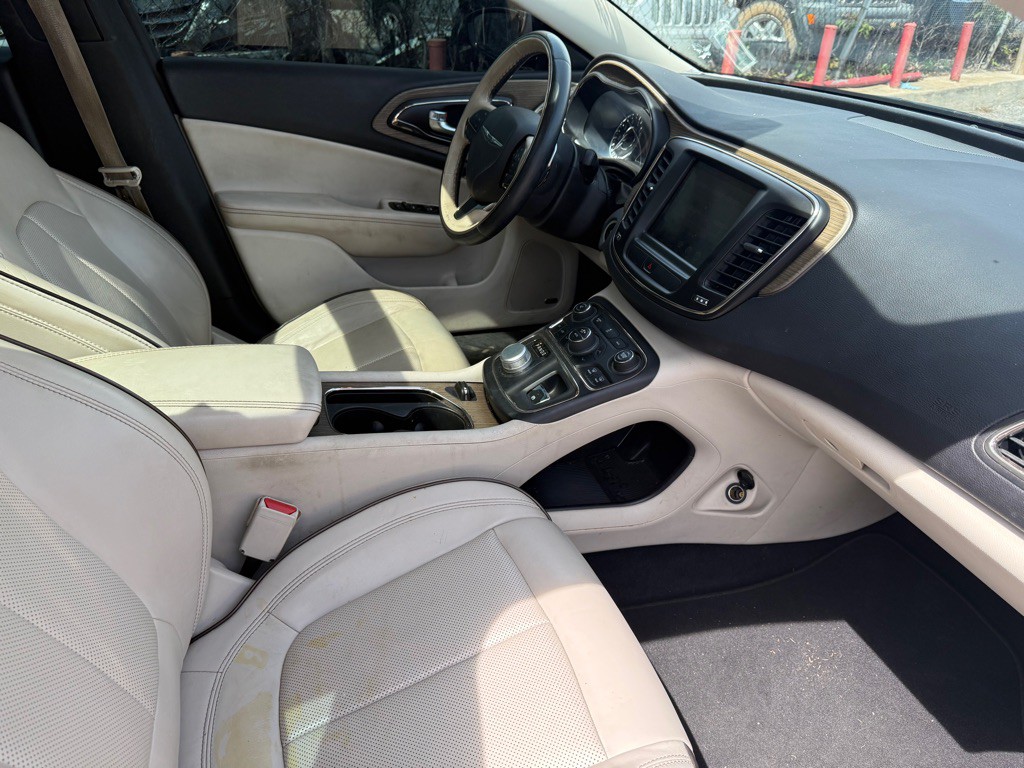 2015 Chrysler 200 Image 9