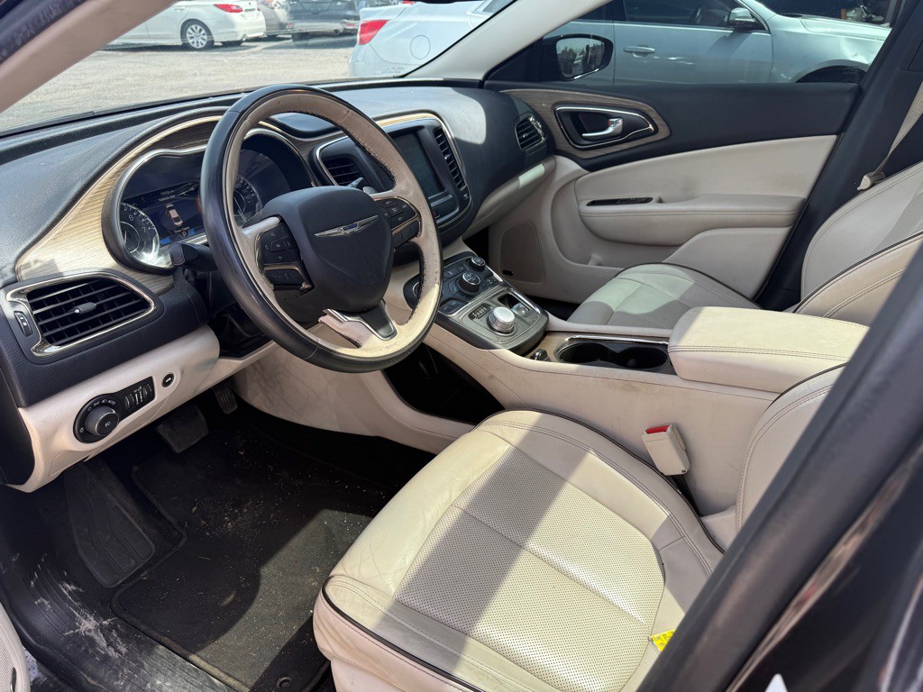2015 Chrysler 200 Image 10