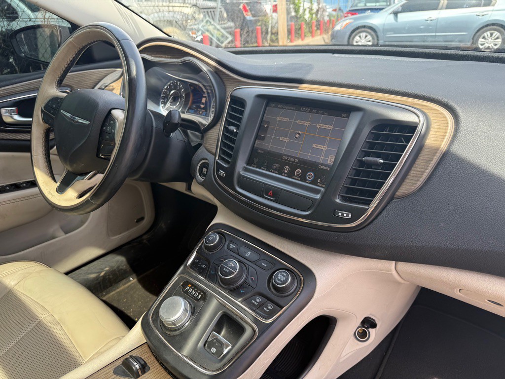 2015 Chrysler 200 Image 12