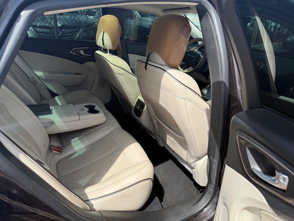 2015 Chrysler 200 Image 13