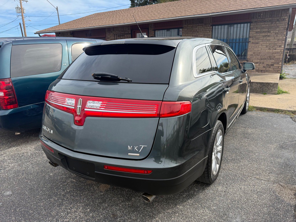 2015 Lincoln MKT Image 9