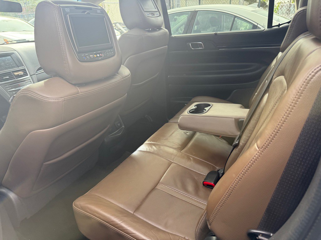 2015 Lincoln MKT Image 12