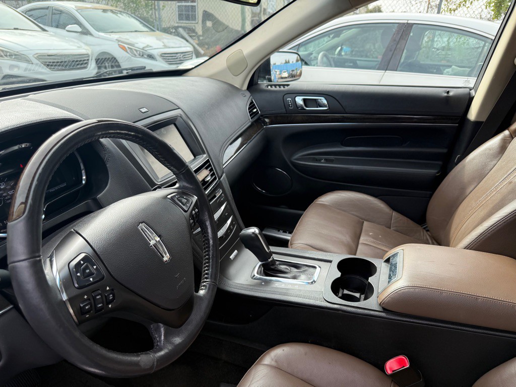 2015 Lincoln MKT Image 15