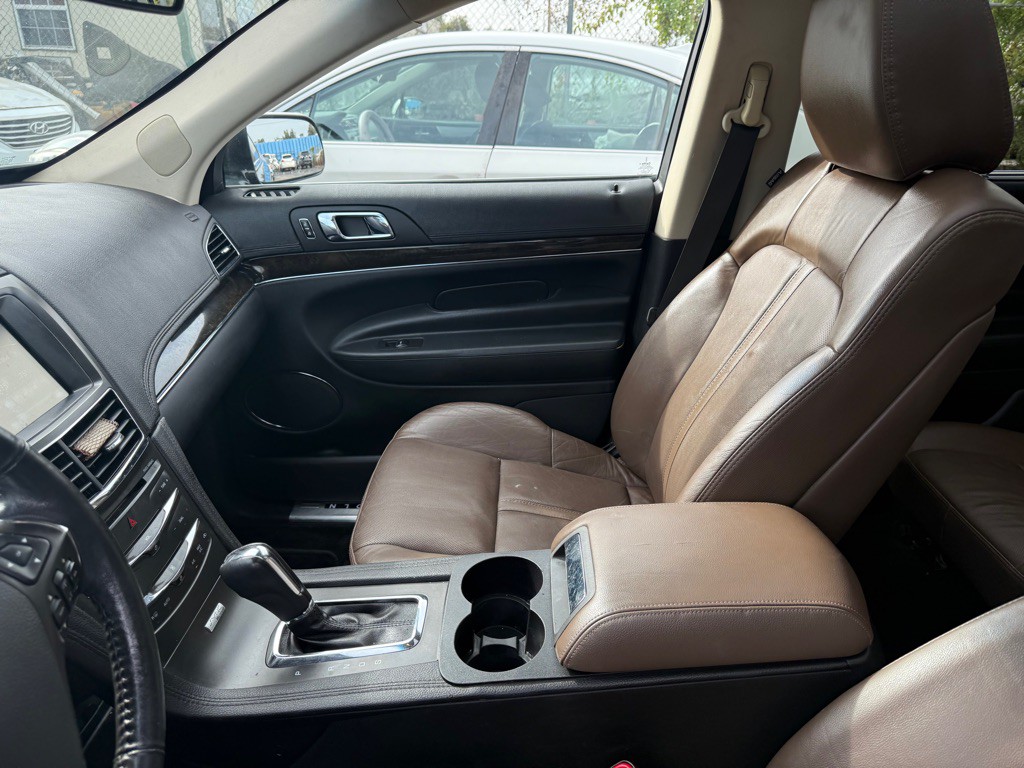 2015 Lincoln MKT Image 16