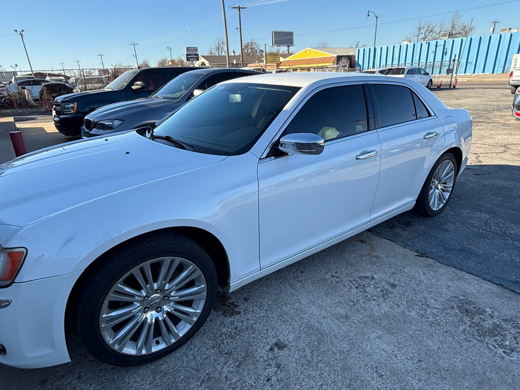 2012 Chrysler 300 Image 4