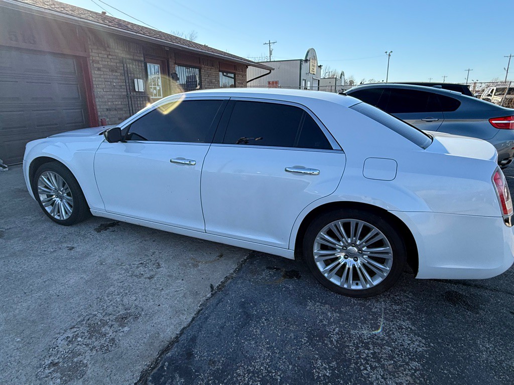 2012 Chrysler 300 Image 7