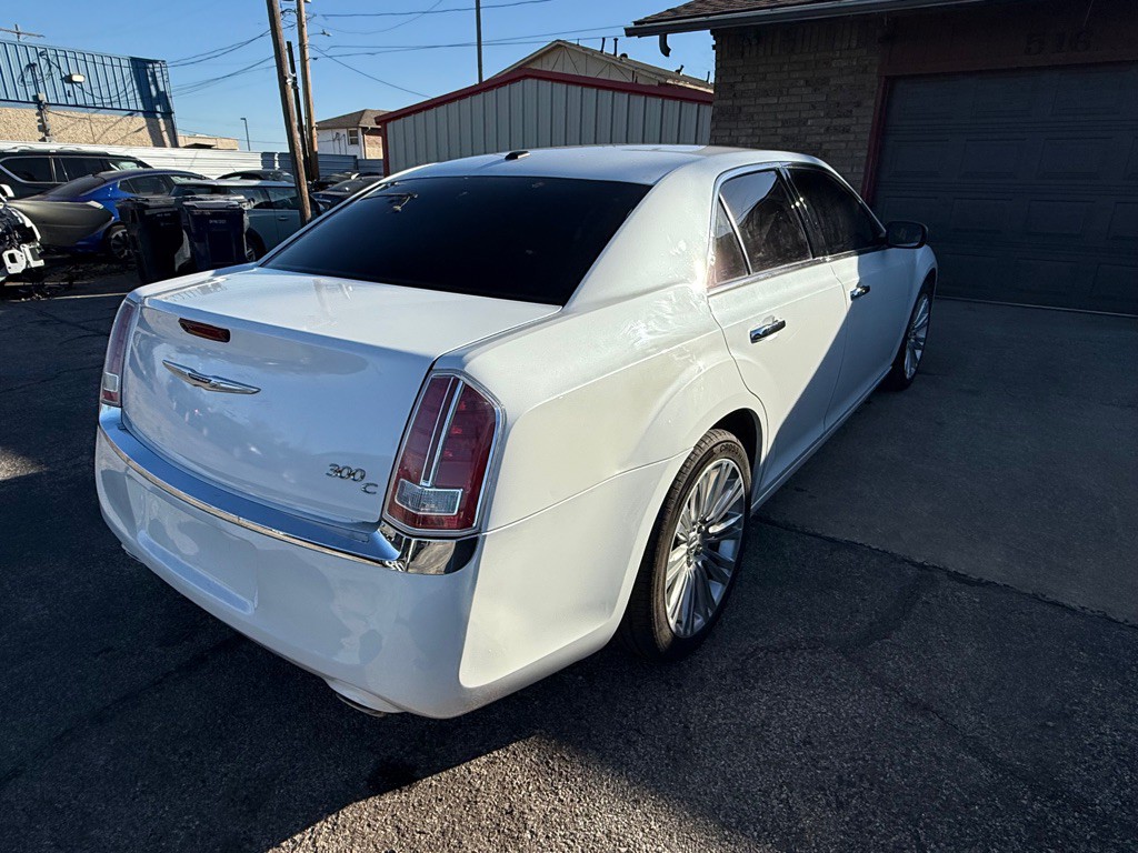 2012 Chrysler 300 Image 8