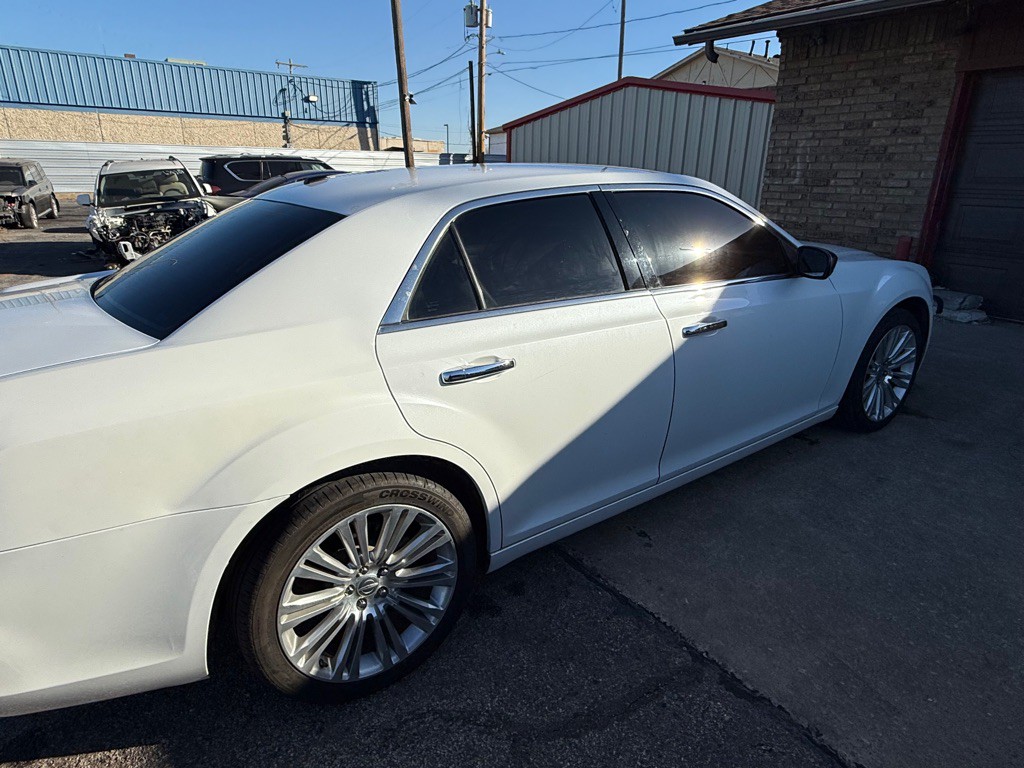 2012 Chrysler 300 Image 9