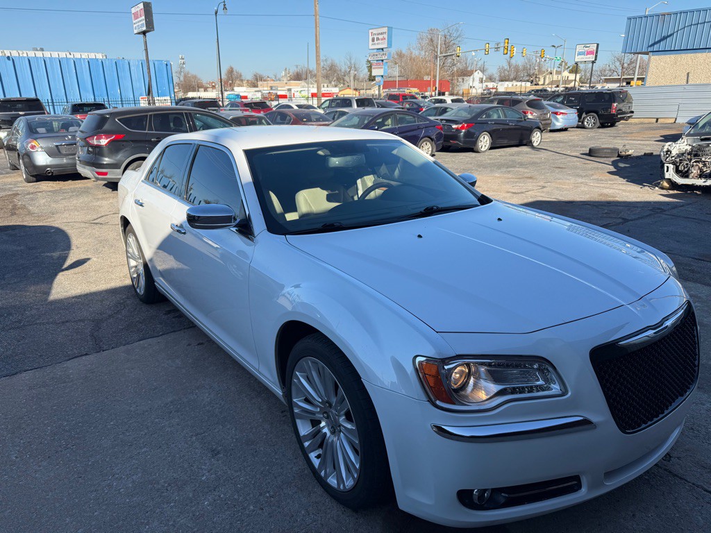 2012 Chrysler 300 Image 11
