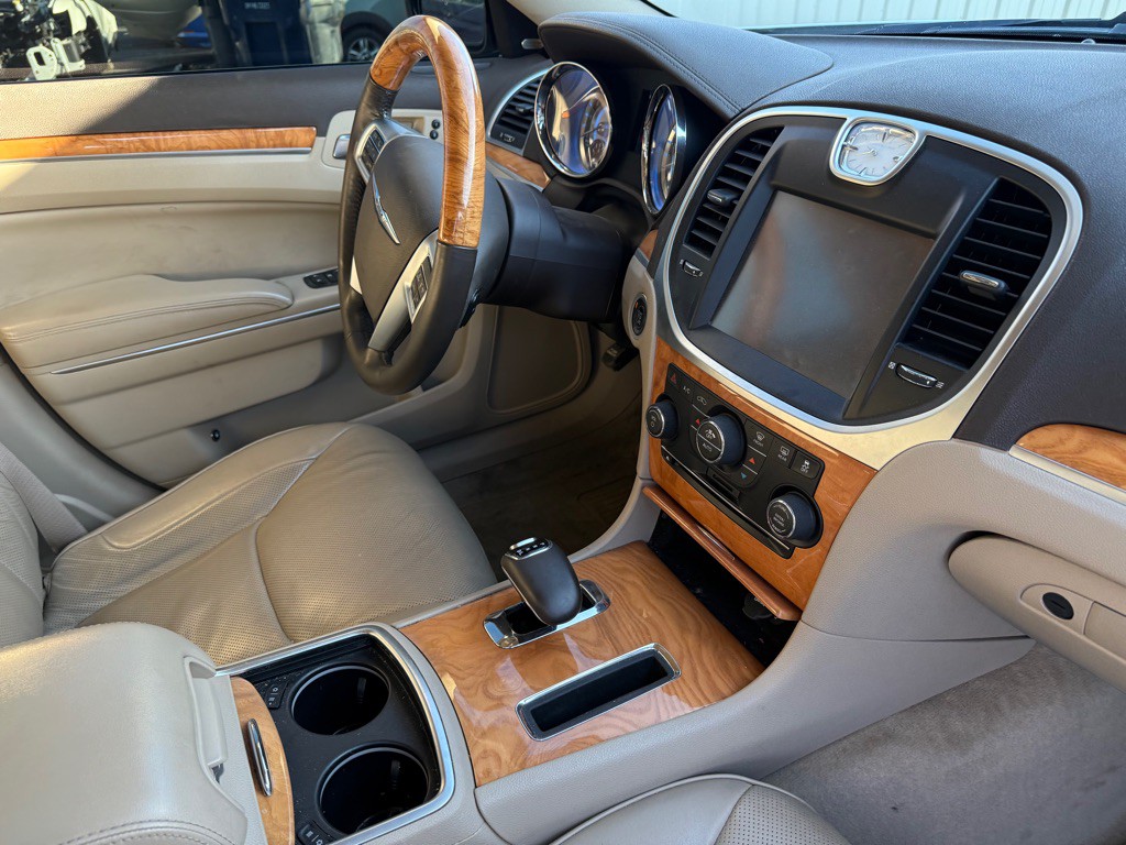2012 Chrysler 300 Image 12