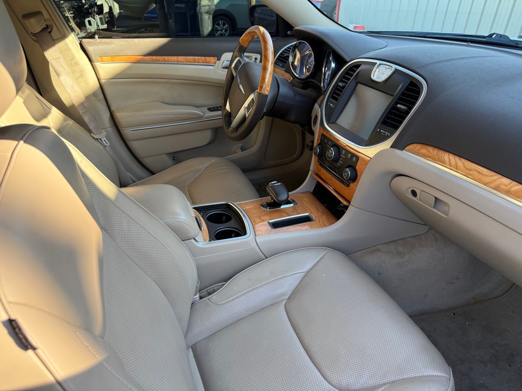 2012 Chrysler 300 Image 13
