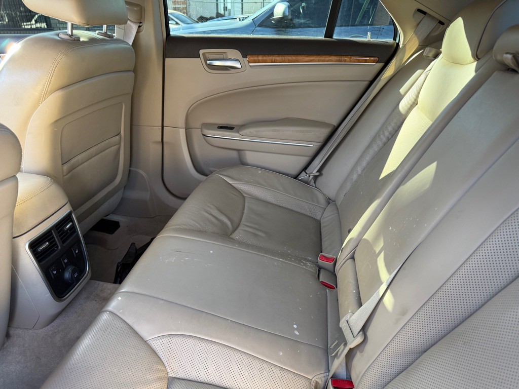 2012 Chrysler 300 Image 16