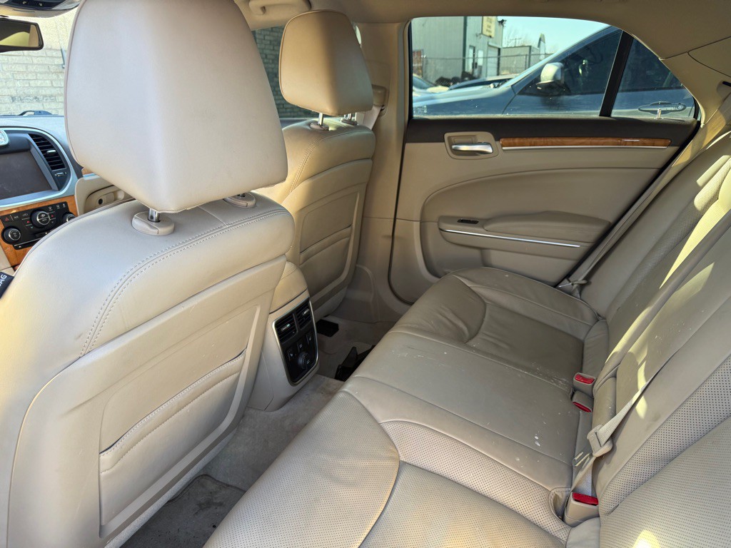 2012 Chrysler 300 Image 17