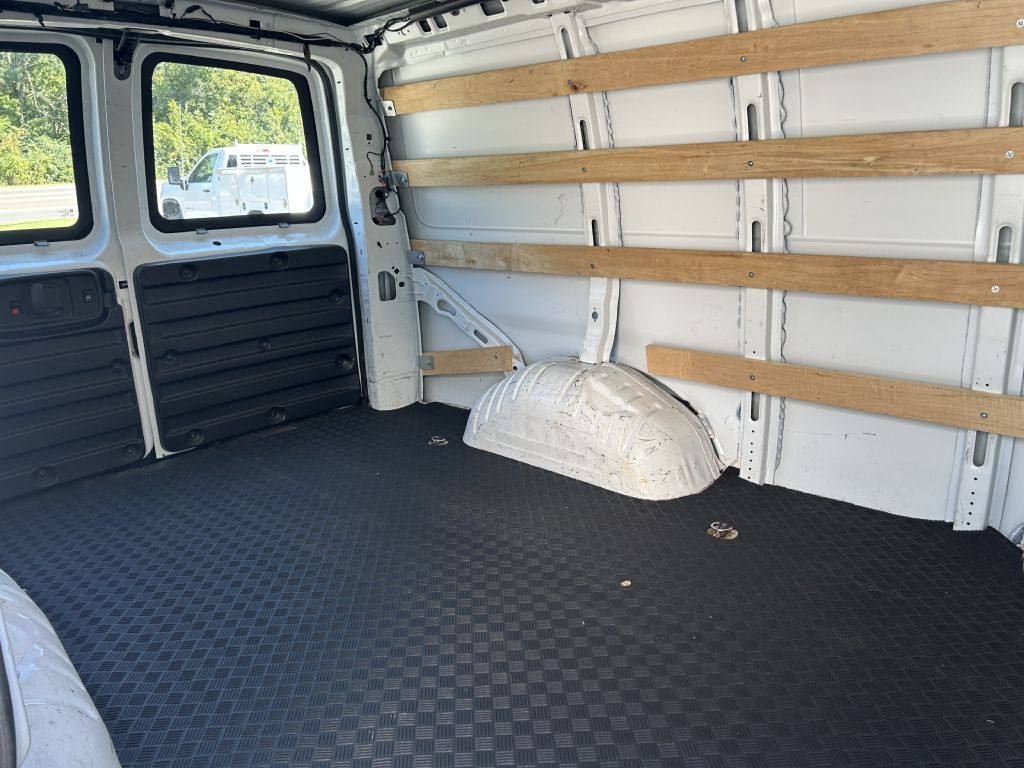 2023 GMC Savana Image 16