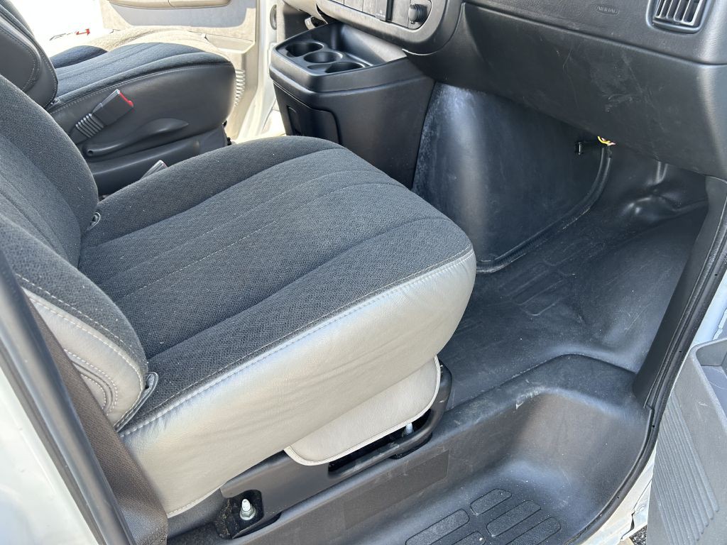 2023 GMC Savana Image 14