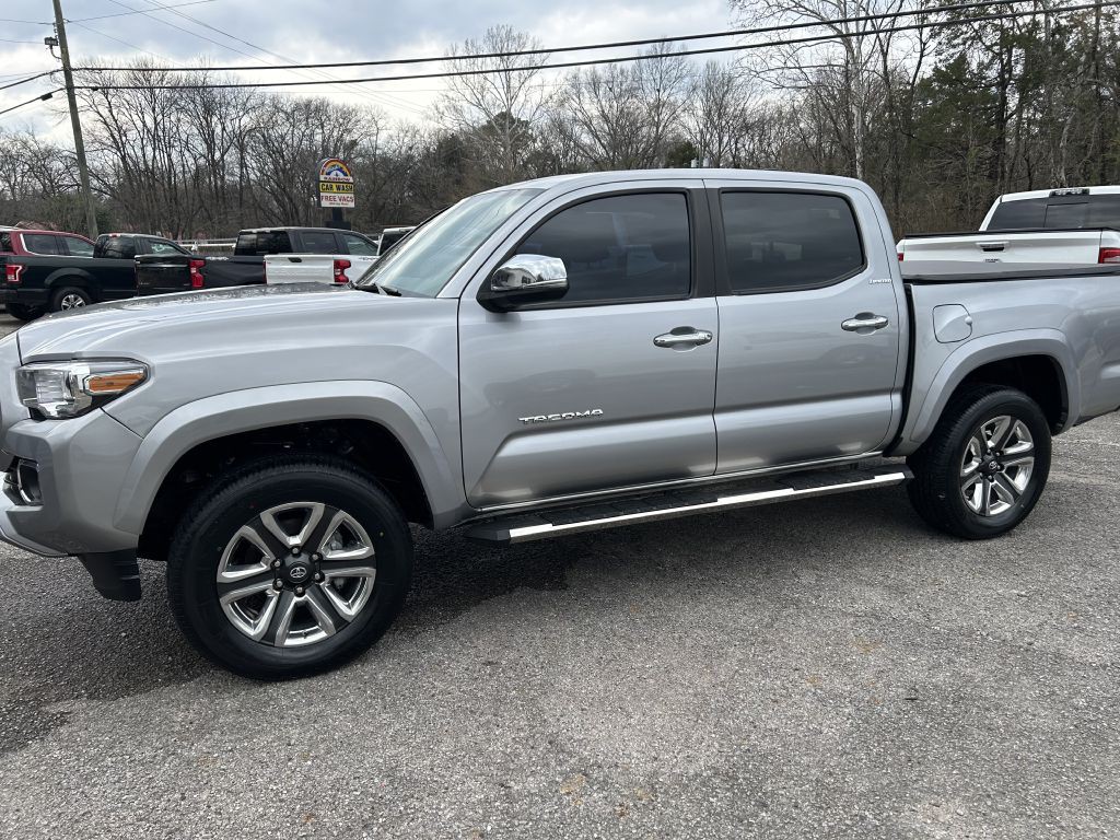 2017 Toyota Tacoma Image 1