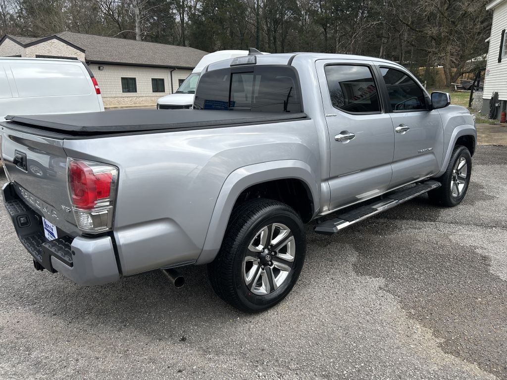 2017 Toyota Tacoma Image 5