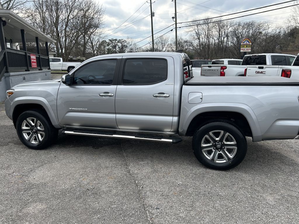 2017 Toyota Tacoma Image 8
