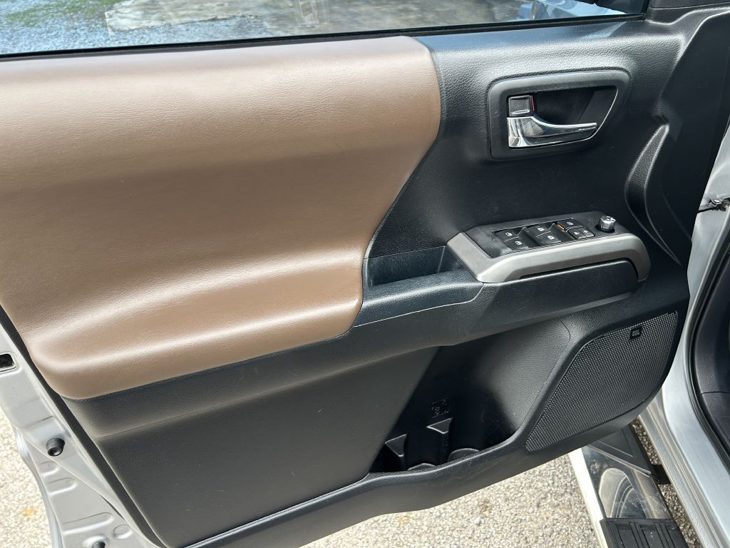 2017 Toyota Tacoma Image 9