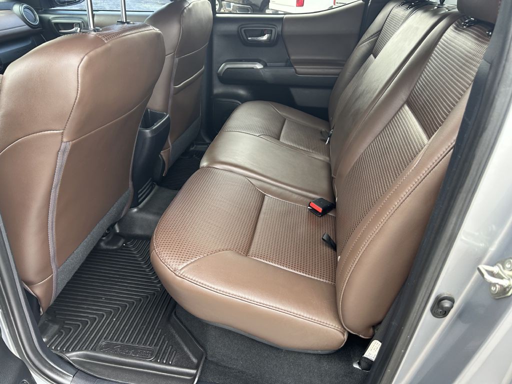 2017 Toyota Tacoma Image 12