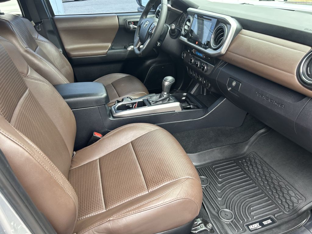 2017 Toyota Tacoma Image 14