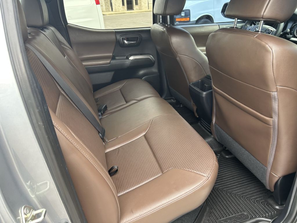 2017 Toyota Tacoma Image 16