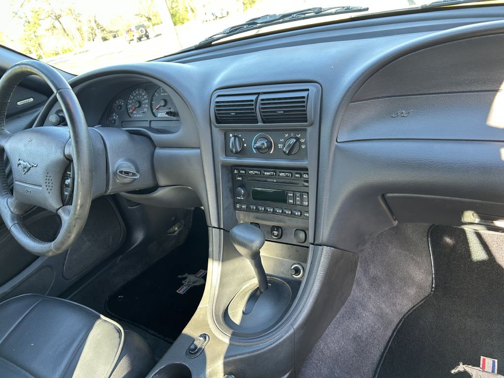 2004 Ford Mustang Image 8