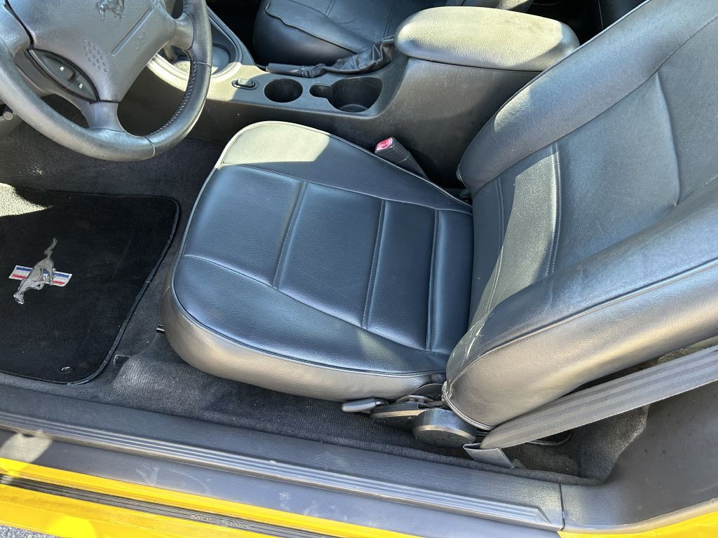 2004 Ford Mustang Image 10