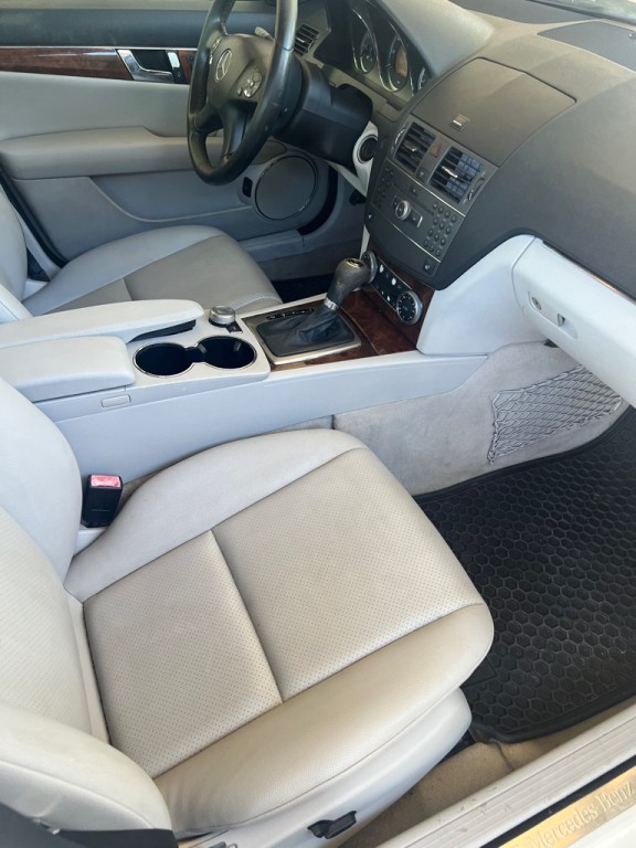 2010 Mercedes-Benz C-Class Image 27
