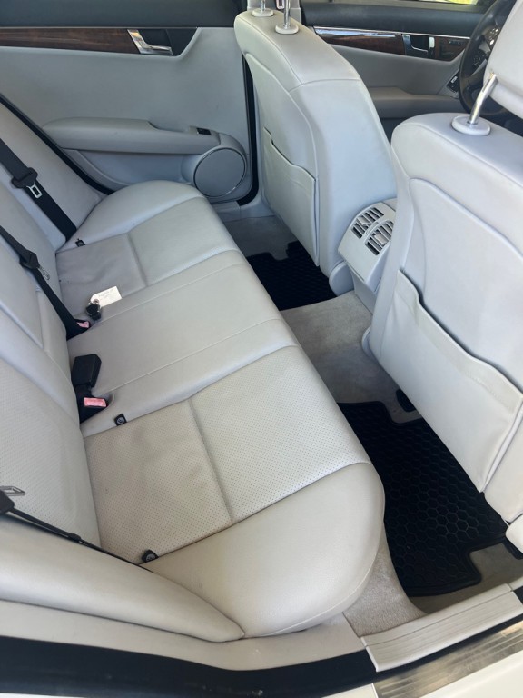2010 Mercedes-Benz C-Class Image 30
