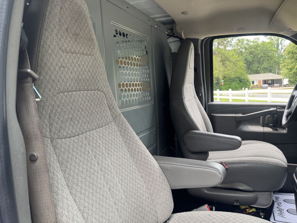 2017 GMC Savana Image 9