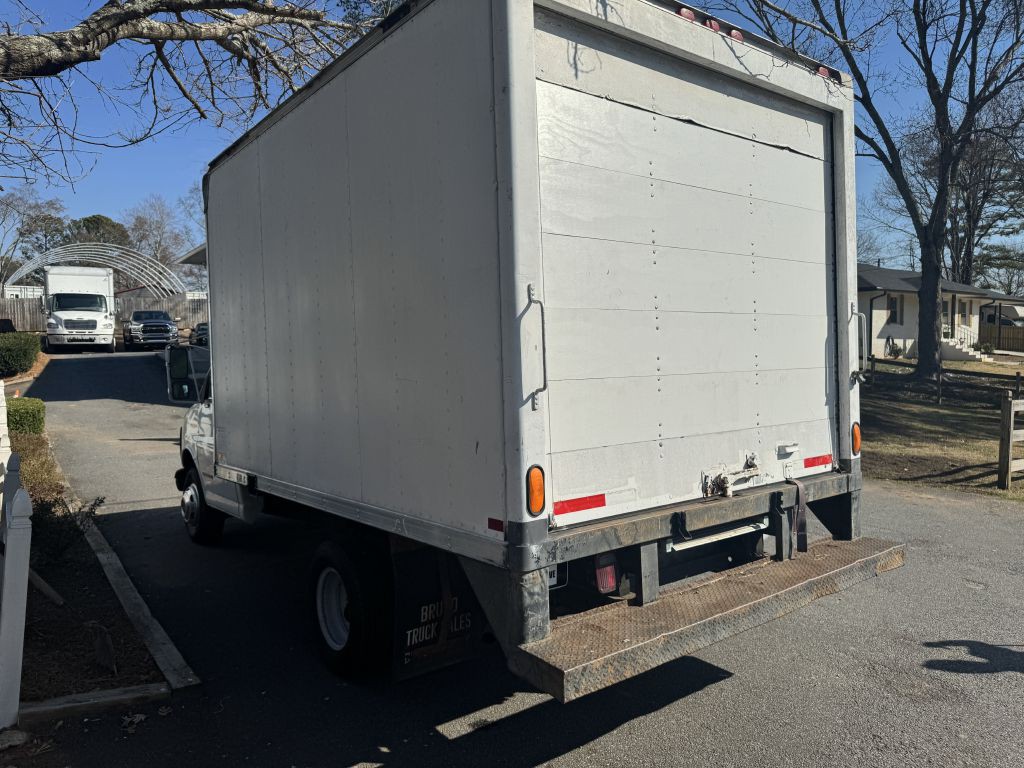 2002 GMC Savana Image 4