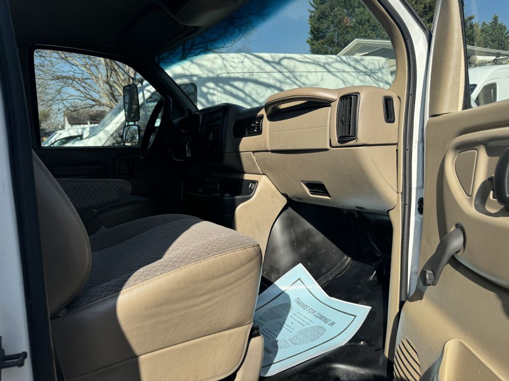 2002 GMC Savana Image 8