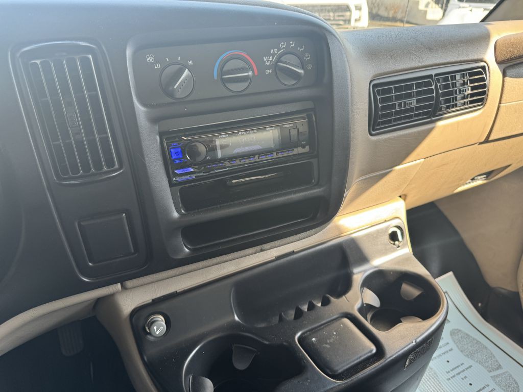 2002 GMC Savana Image 10