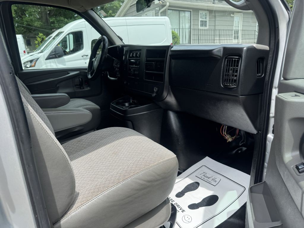 2014 GMC Savana Image 13