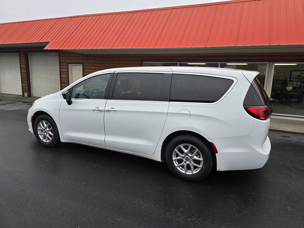 2024 Chrysler Pacifica Image 28
