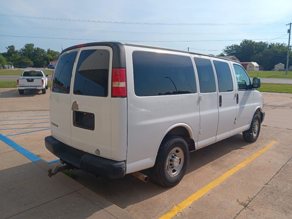 2008 Chevrolet Express Image 2