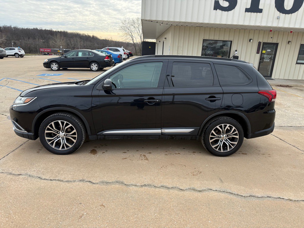 2016 Mitsubishi Outlander Image 2