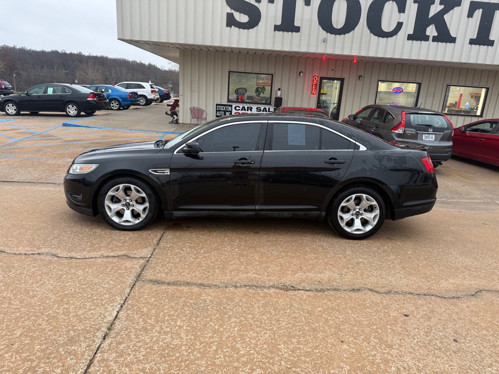 2010 Ford Taurus Image 2