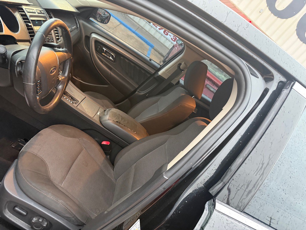 2010 Ford Taurus Image 11